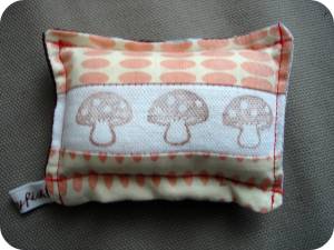 sweet-little-pin-cushion-bluebrown-other-side1